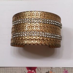 COSTUME GOLD TONE BRACELET
